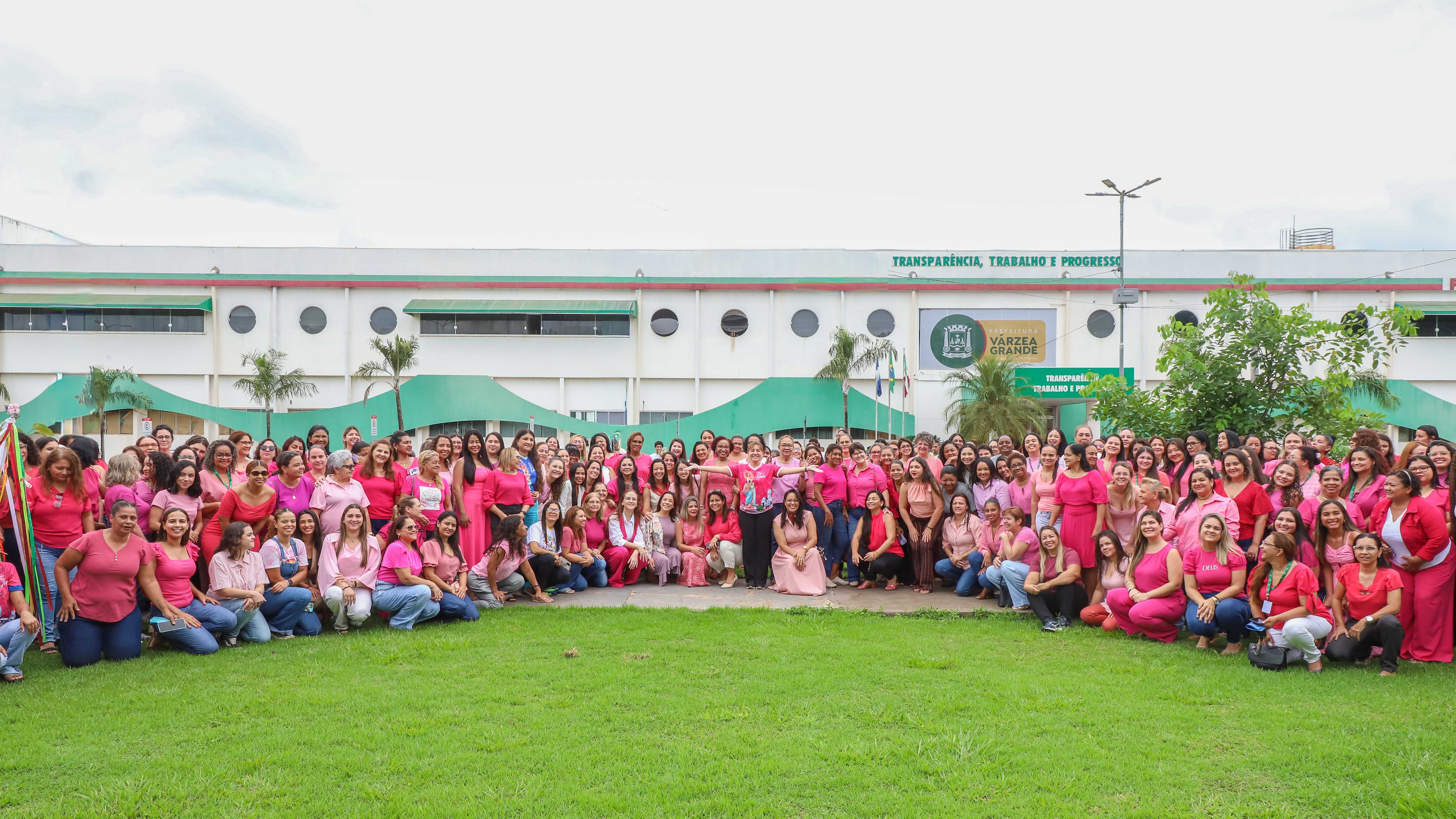 Servidoras vestem rosa e transformam Paço Municipal em símbolo de união e força feminina em Várzea Grande