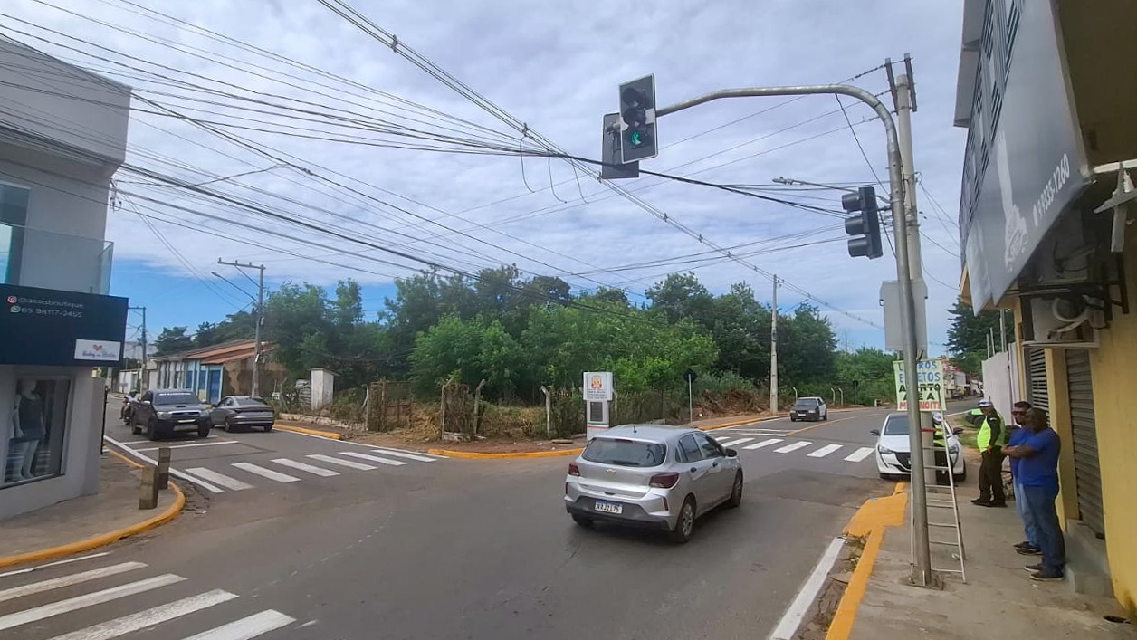 Semáforo entra em fase de testes para reduzir acidentes em corredor crítico de Várzea Grande