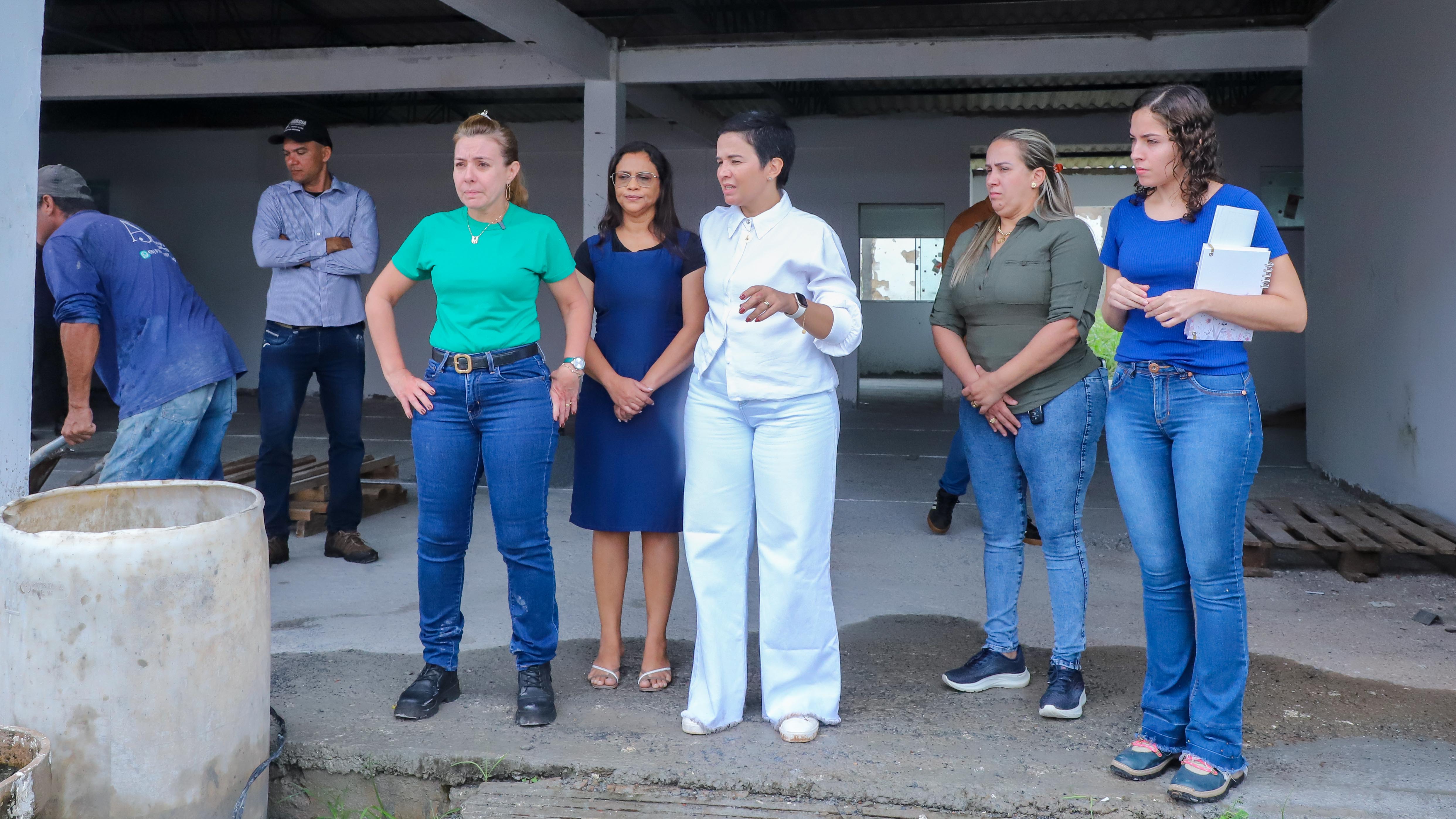 Prefeita cobra ajustes e mais agilidade em obra de escola municipal