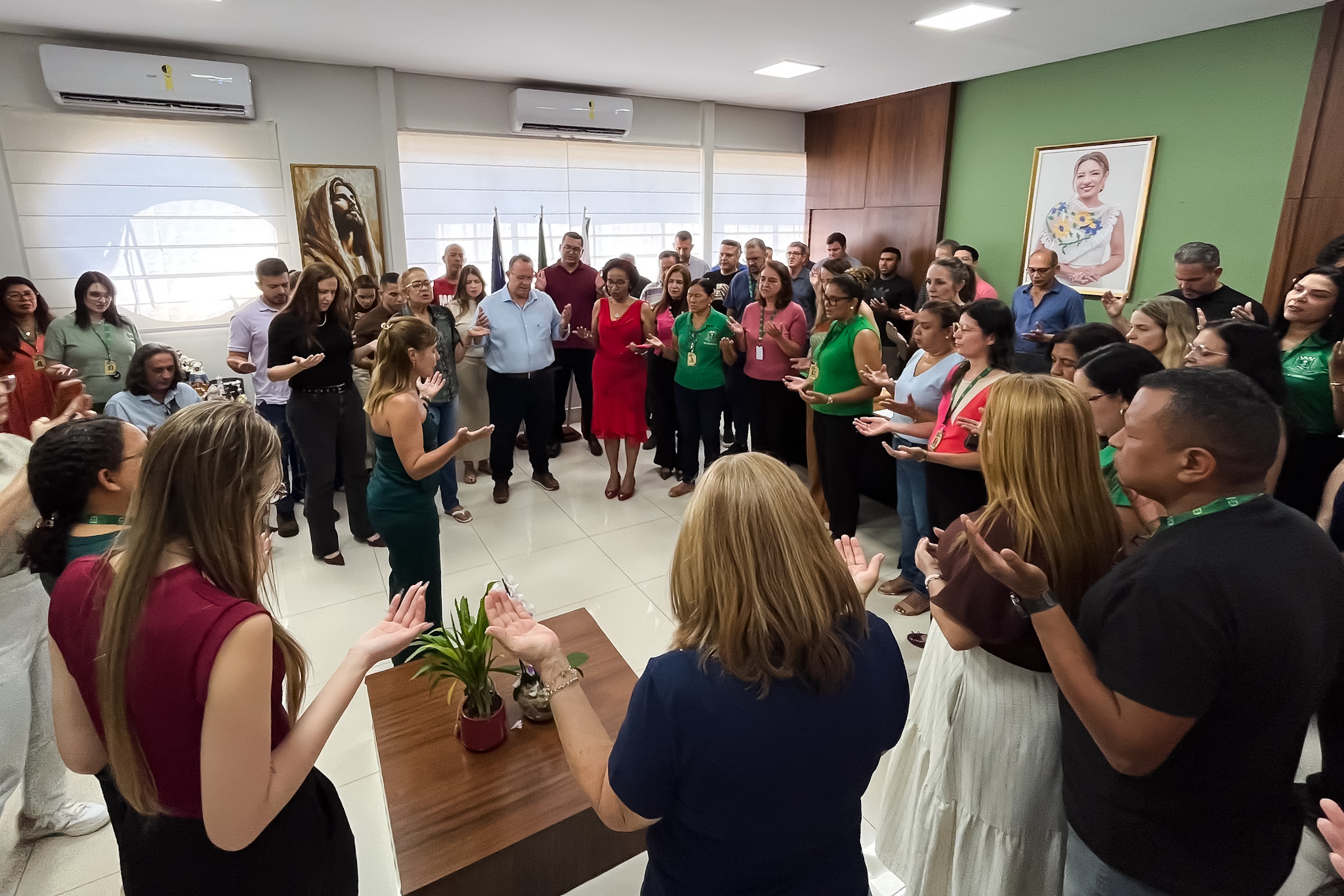 Servidores públicos de Várzea Grande comemoram com a prefeita aprovação dos PCCS