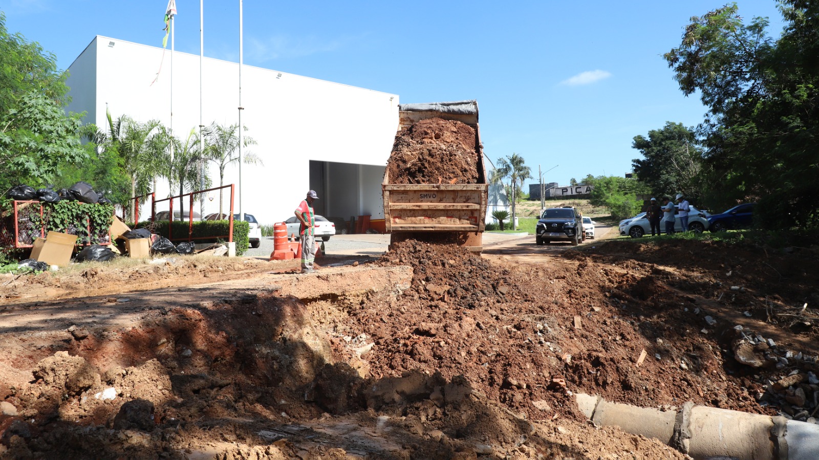 Prefeita Flávia Moretti acompanha obra em via afetada por erosão e garante intervenção definitiva