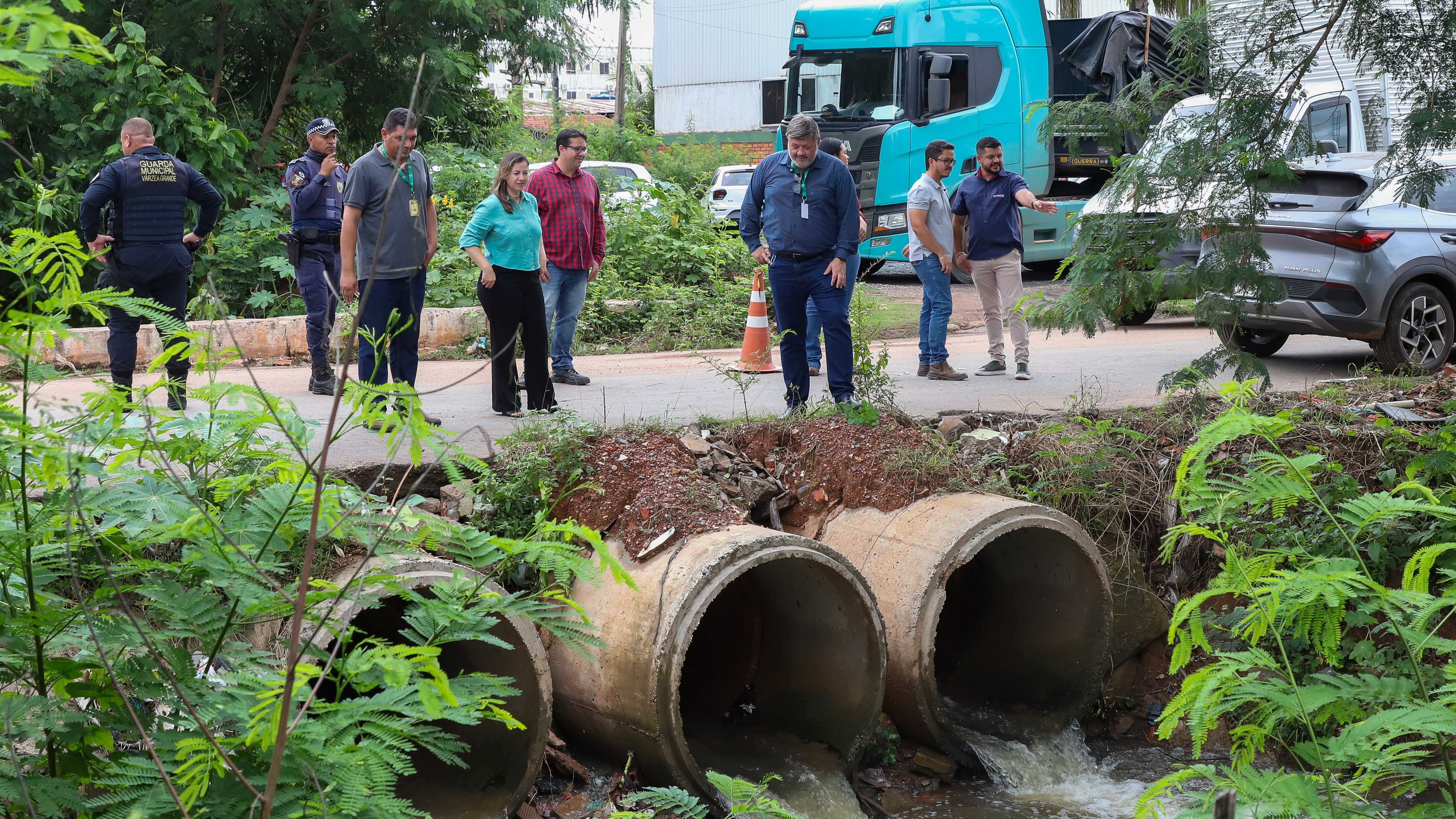 Equipe técnica visita local onde terão início as obras de drenagem no bairro Alameda