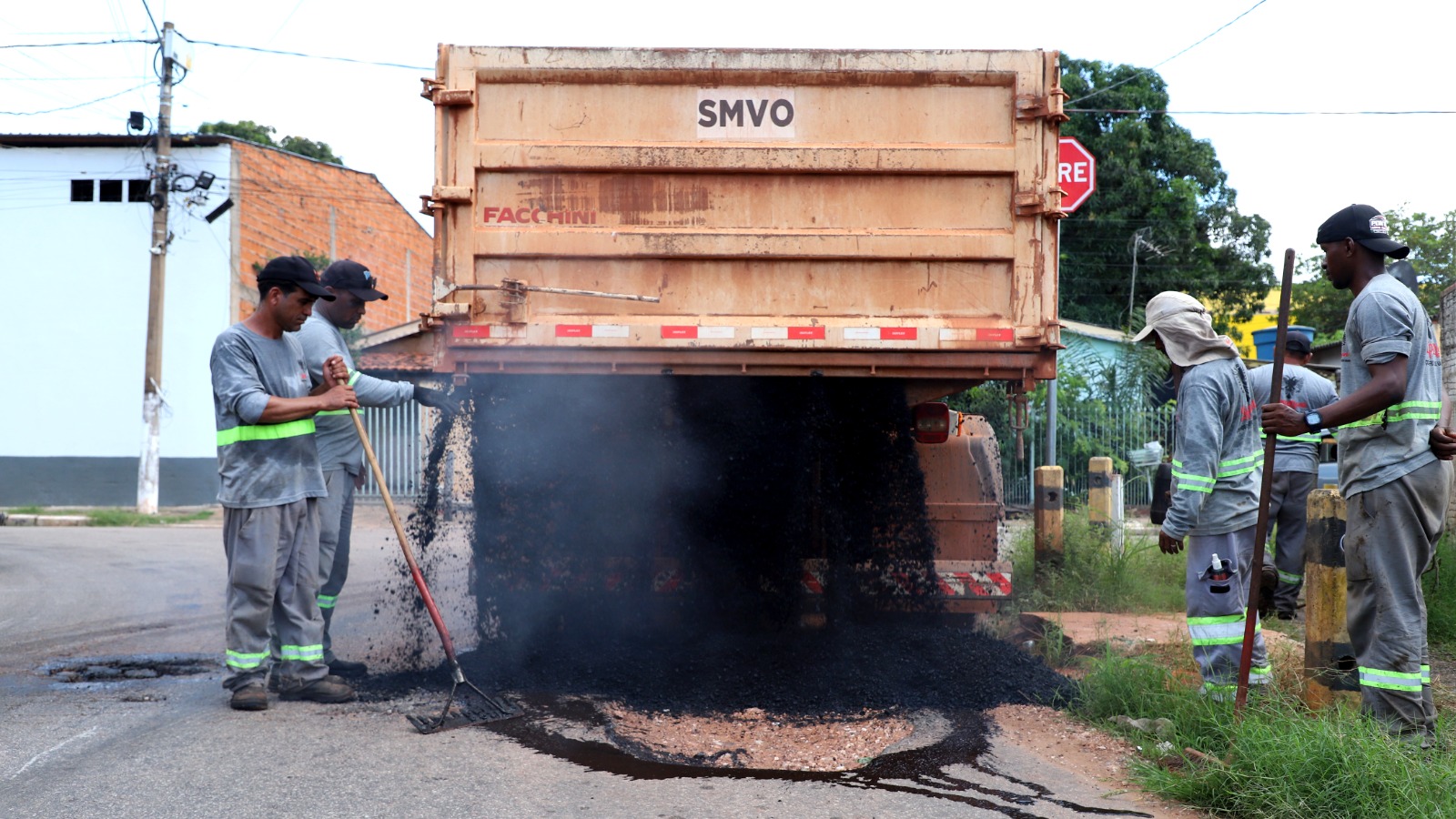Prefeitura intensifica recuperação viária com tapa-buracos e patrolamento em Várzea Grande