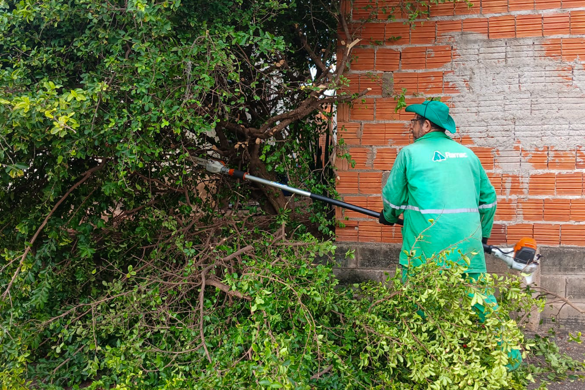 Mutirão retira entulhos, poda árvores e intensifica limpeza em Várzea Grande