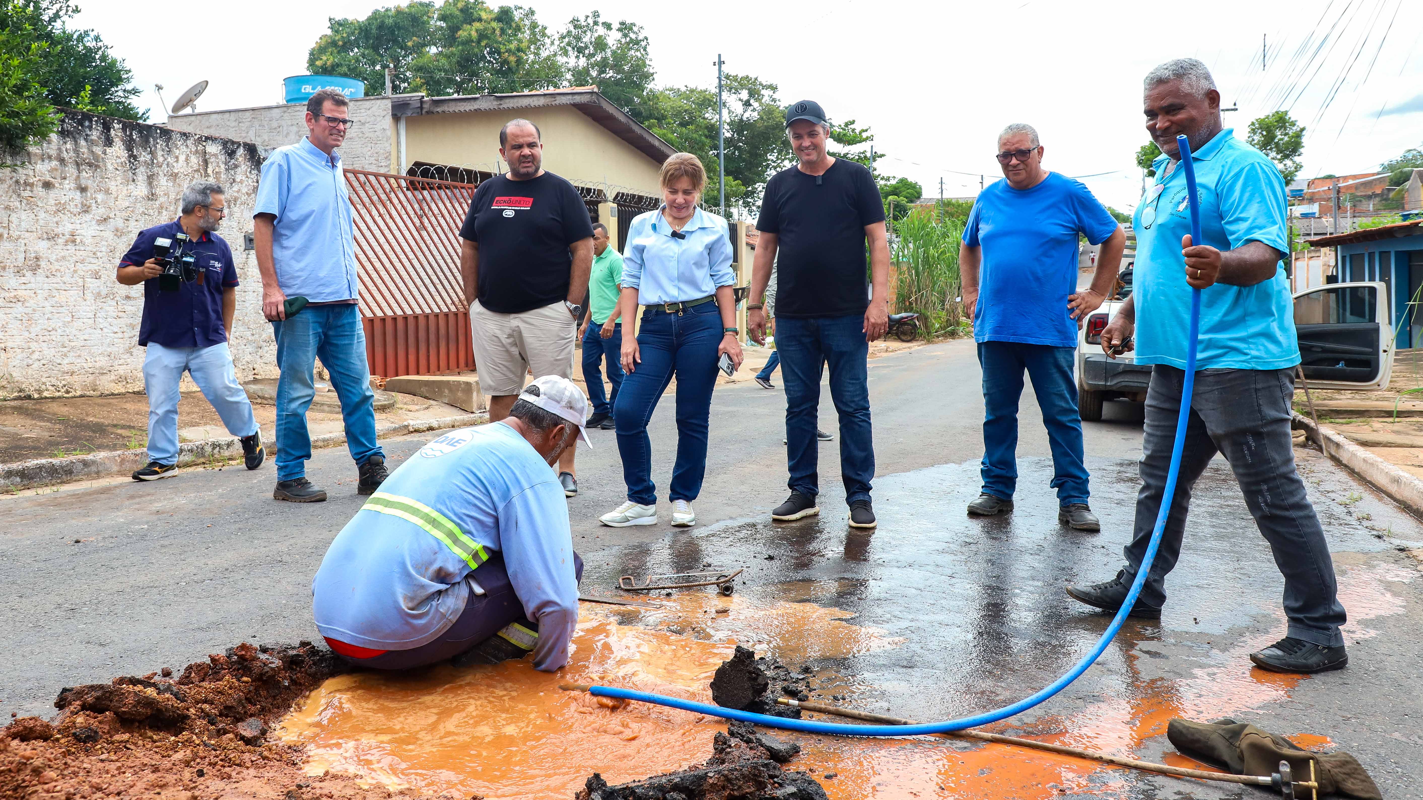 Flávia Moretti acompanha mutirão contra vazamentos de água e obra do SAE