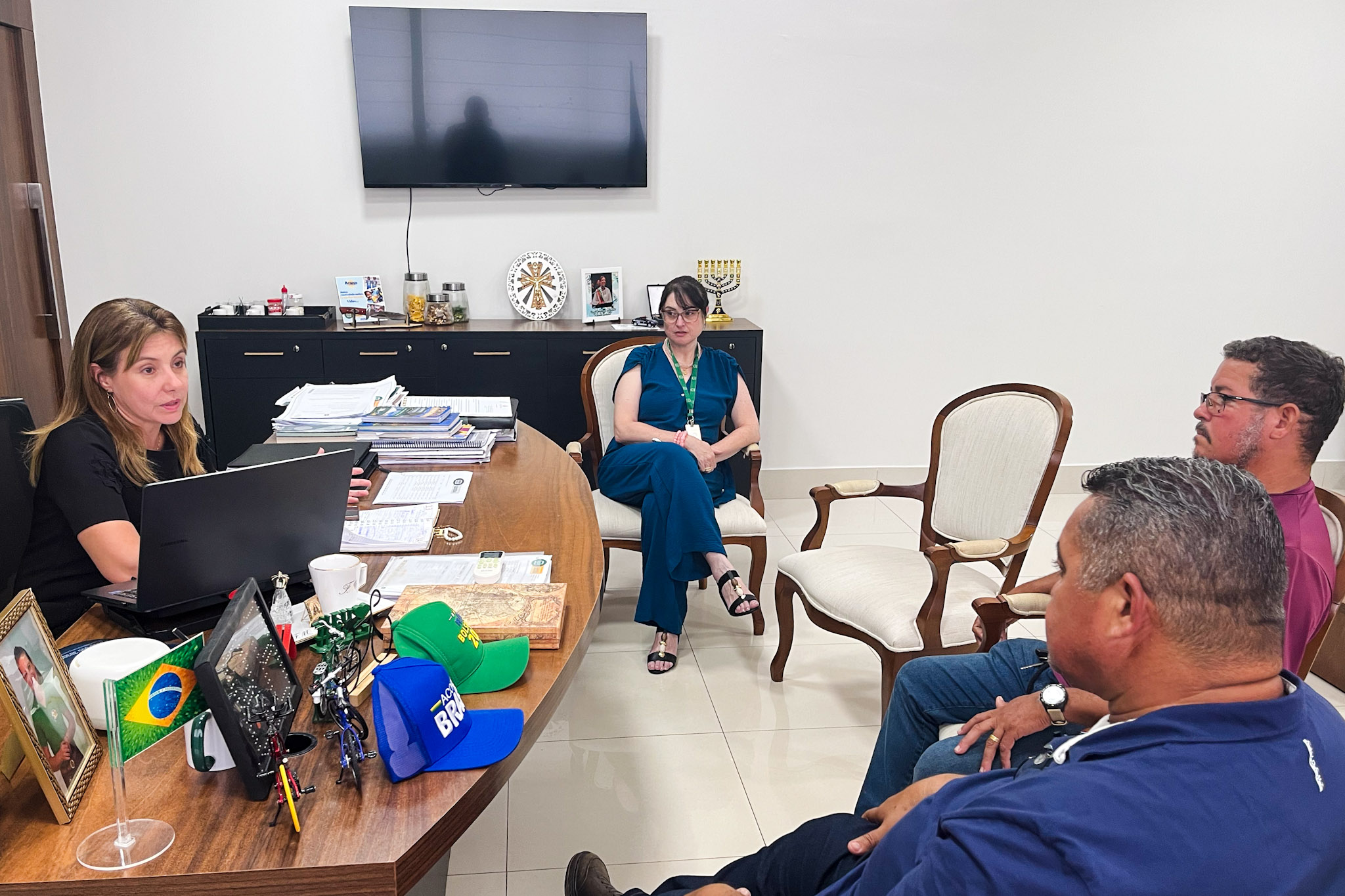 Prefeita apresenta projeto de infraestrutura ao presidente do Carrapicho