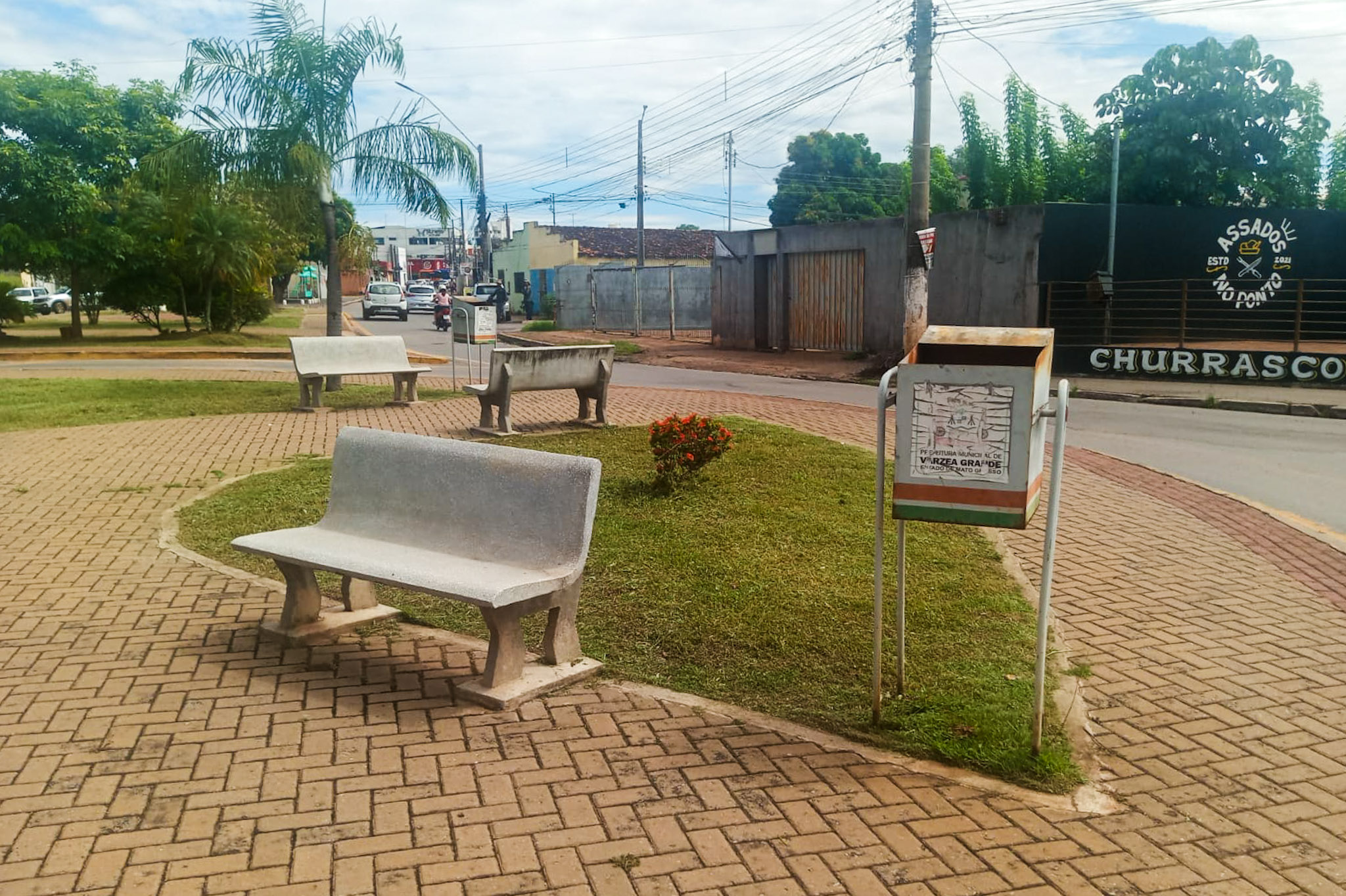 Mutirão de limpeza leva serviços à Avenida prefeito Murilo Domingos e praça da Alfenin