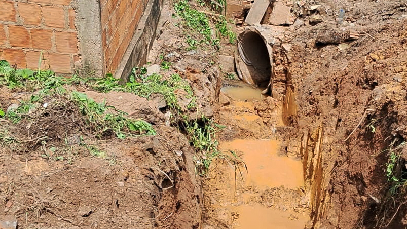 Prefeitura inicia ação emergencial para corrigir drenagem irregular na Rua Ébano, no Figueirinha