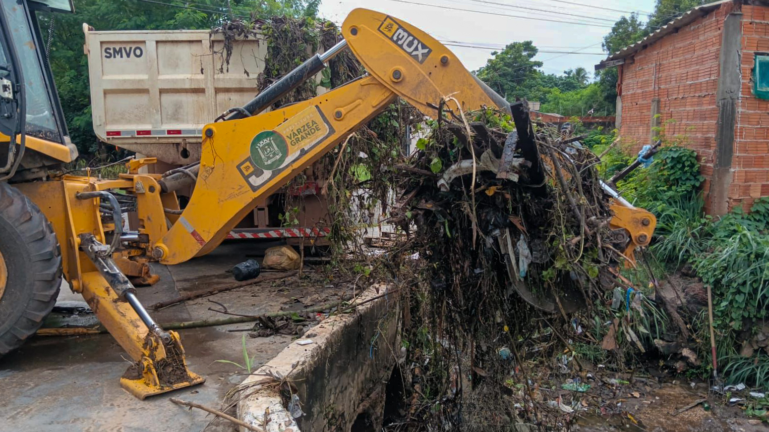 Equipes intensificam ações em bairros atingidos por fortes chuvas