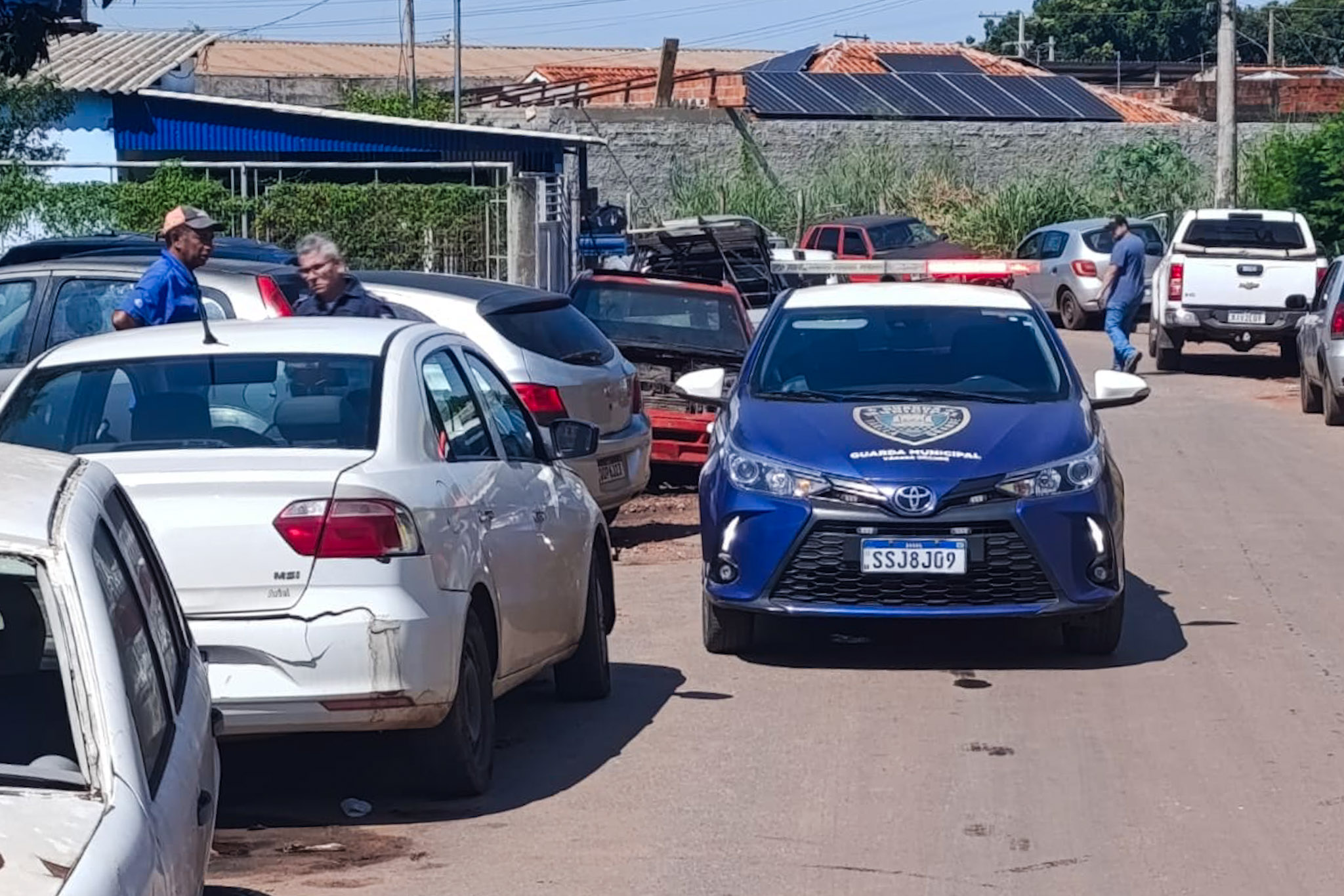 Guarda Municipal atua após denúncia de veículos abandonados em via pública