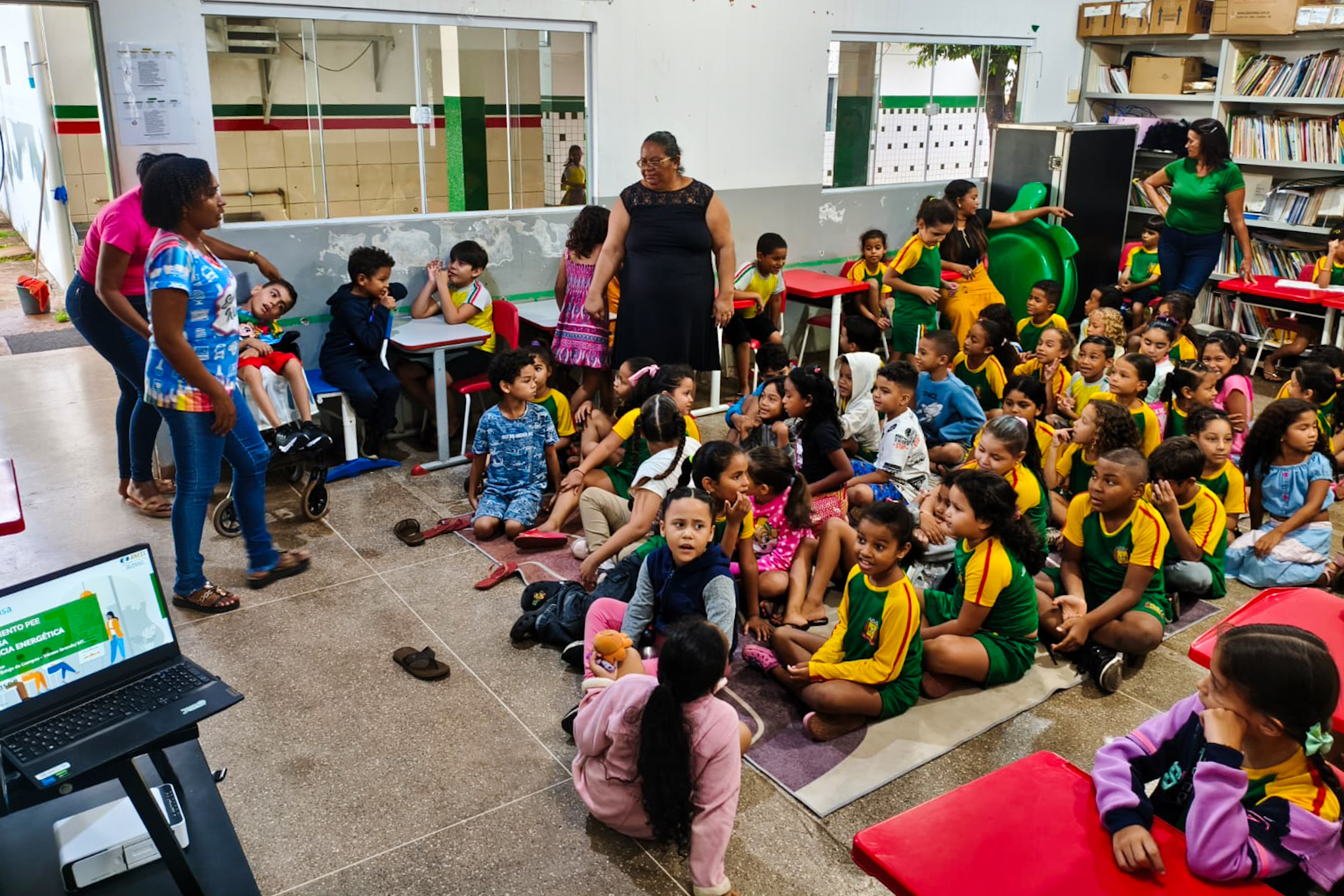 Alunos aprendem formas de utilização adequada de aparelhos eletrônicos