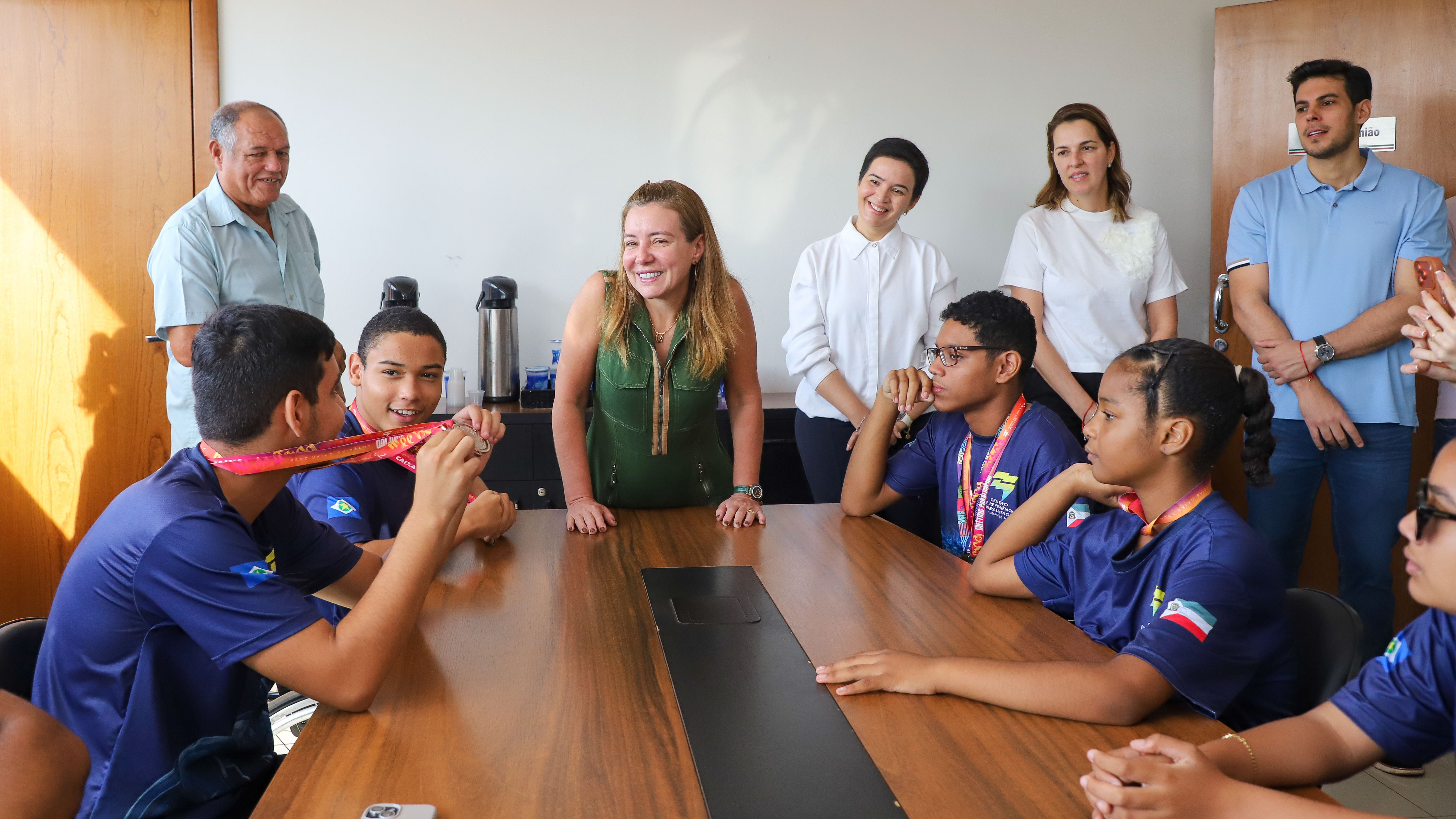 Prefeita Flávia Moretti recebe atletas medalhistas do Meeting Paralímpico em Várzea Grande