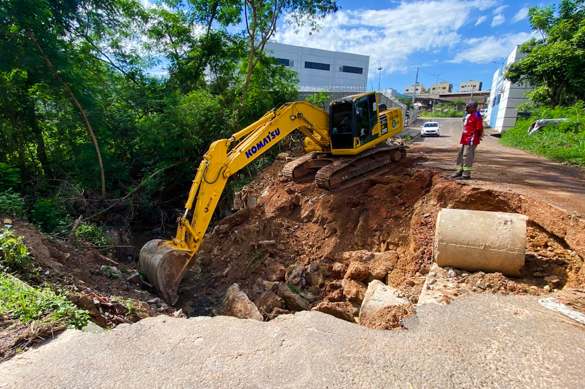 Prefeitura recupera rua danificada por erosão no bairro 23 de Setembro