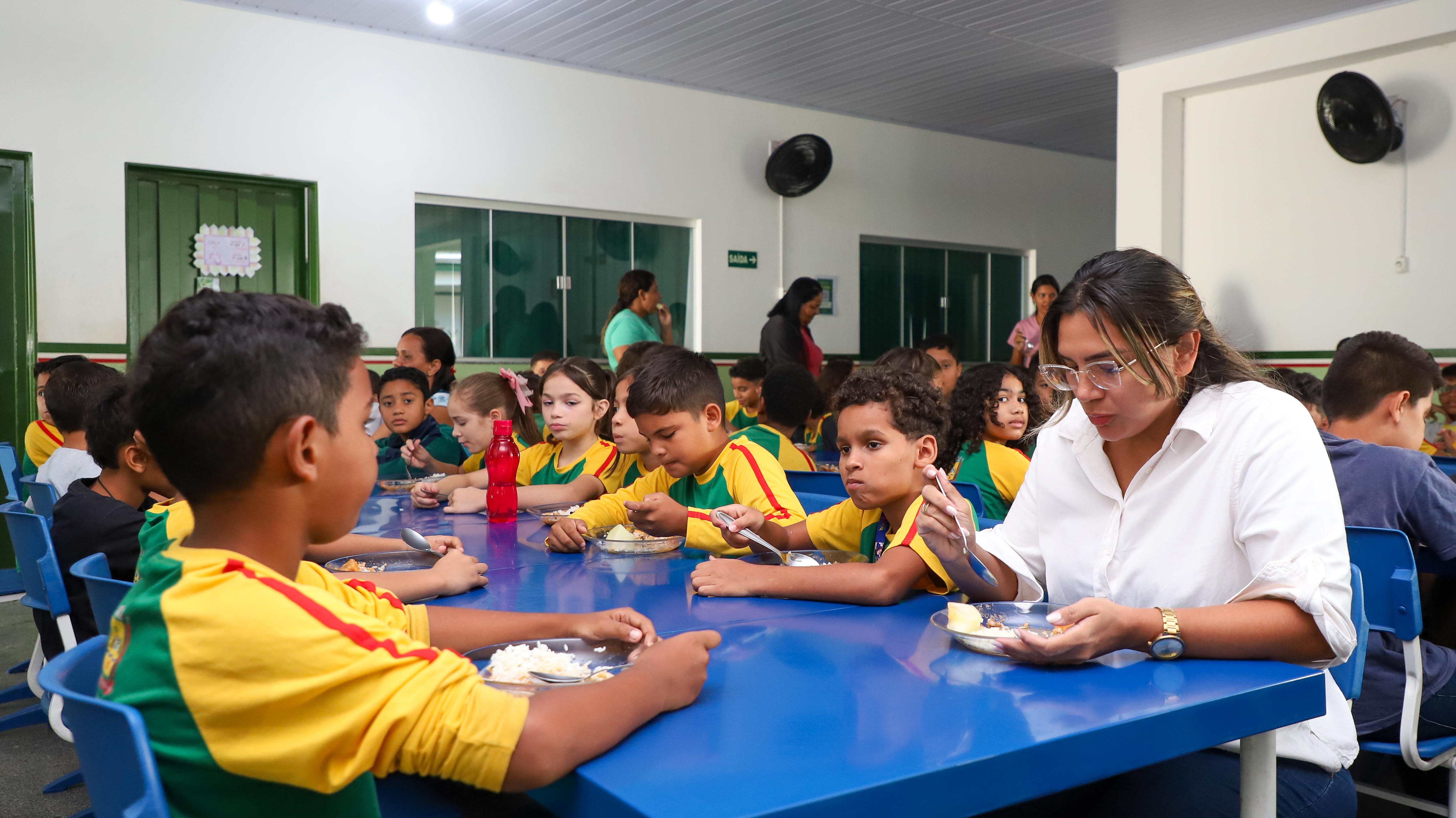 Merenda escolar compartilhada une professores e alunos em Várzea Grande